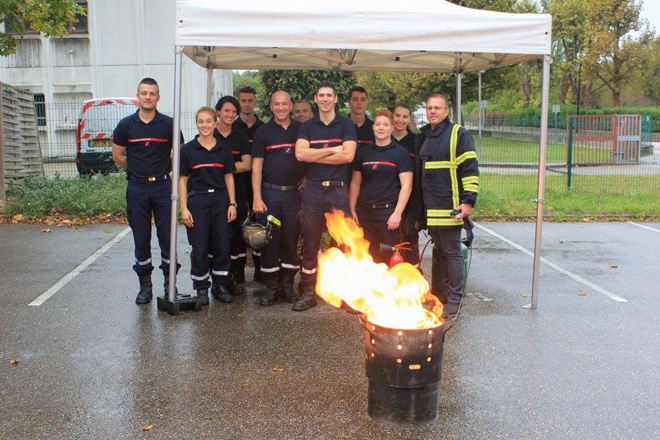 L'équipe des sapeurs pompiers de la caserne et Christian Carretero, gérant de Division Incendie Services