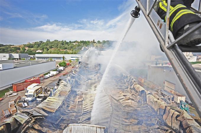 Un incendie à Chaponost détruit un entrepôt de près de 3000m2