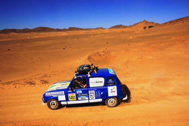Les binôme des participantes, en plein rallye dans le désert (Dunes de merzouga - Sahara)