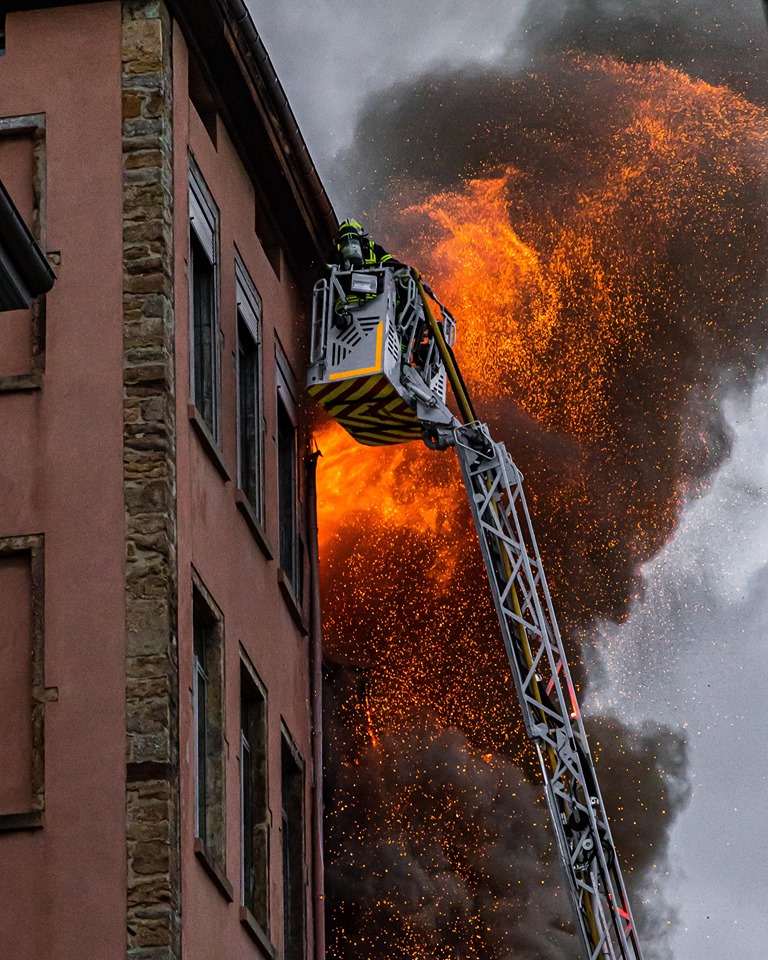 Un violent incendie ravage un immeuble d'habitation à Lyon 