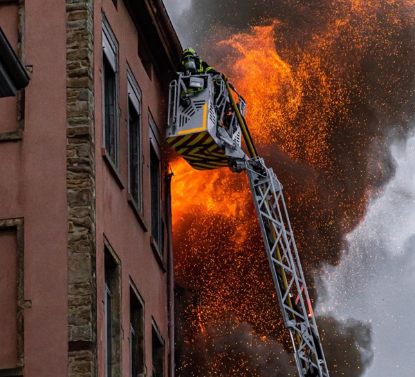 Un violent incendie ravage un immeuble d'habitation à Lyon 