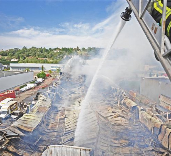 Un incendie à Chaponost détruit un entrepôt de près de 3000m2