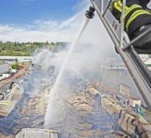 Un incendie à Chaponost détruit un entrepôt de près de 3000m2